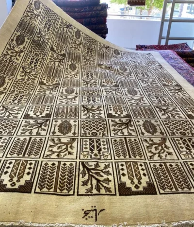 Fine handmade Bakhtiari carpet, Size: 350 x 254 cm, hand knotted artist signature by natural wool & vegetable dye. R30 000 valuation certificate & exchange warranty.