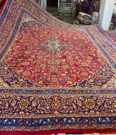 Persian handmade Kashan carpet, Size: 400 x 293 cm, hand knotted with natural wool & dye, valuation certificate of R17000 & exchange warranty. Imported from Iran.