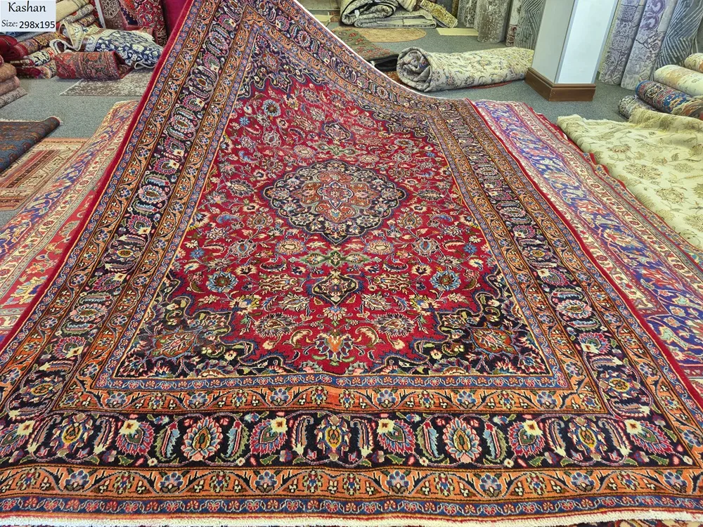 Pre-Loved handmade Kashan rug, Size: 298 x 195 cm, diamond-shaped medallion, Lachak Toranj layout, high-quality wool on a cotton foundation.