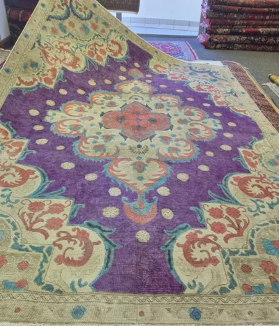Oriental reload rug, Size: 316 x 227 cm, Hand Knotted vintage-washed aesthetic, the central medallion are characteristic of the "Oushak" or "Ushak" style, which is highly sought after for modern interior design.