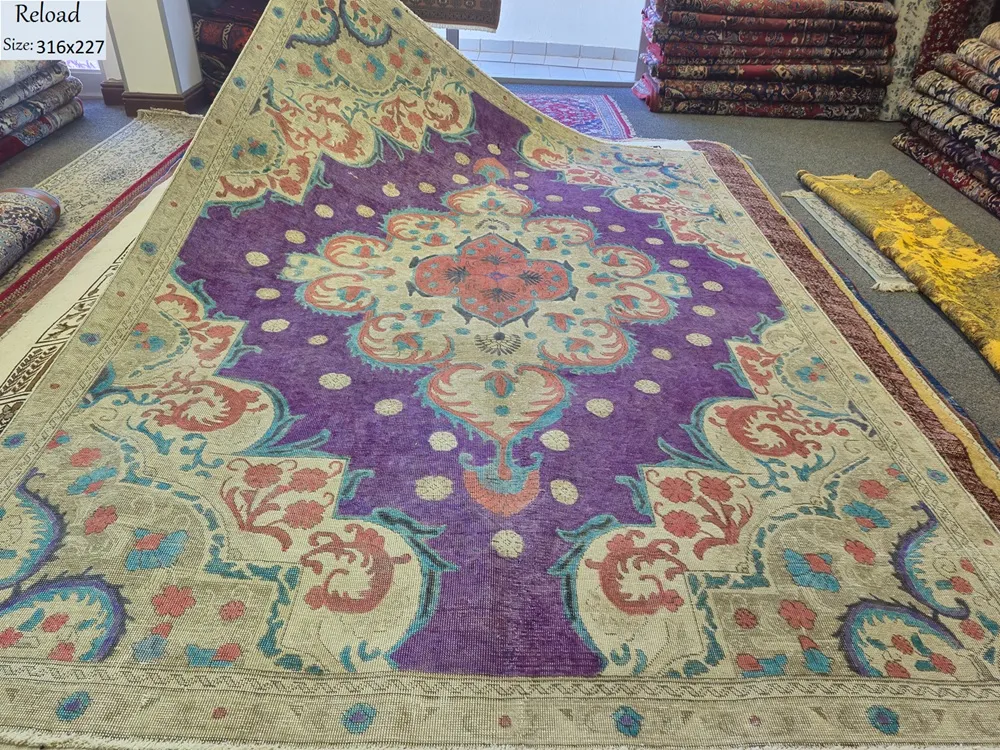 Oriental reload rug, Size: 316 x 227 cm, Hand Knotted vintage-washed aesthetic, the central medallion are characteristic of the "Oushak" or "Ushak" style, which is highly sought after for modern interior design.