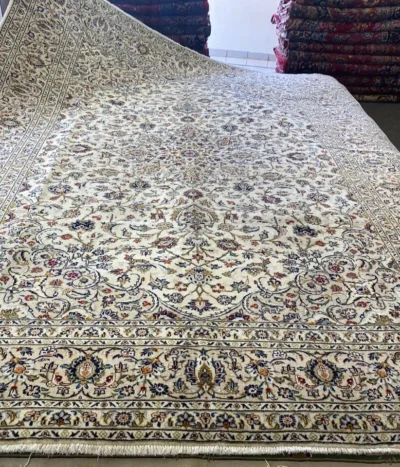 Persian rug Kashan, Size: 387 x 293 cm, Hand knotted by natural wool & vegetable dye, valuation certificate of R28 000 & exchange warranty.