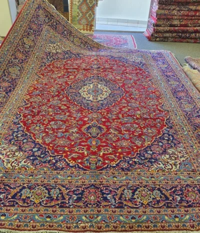 Shah Abbasi floral Kashan rug, Size: 378 x 290 cm, fine hand-knotted with high-quality wool on a cotton foundation.