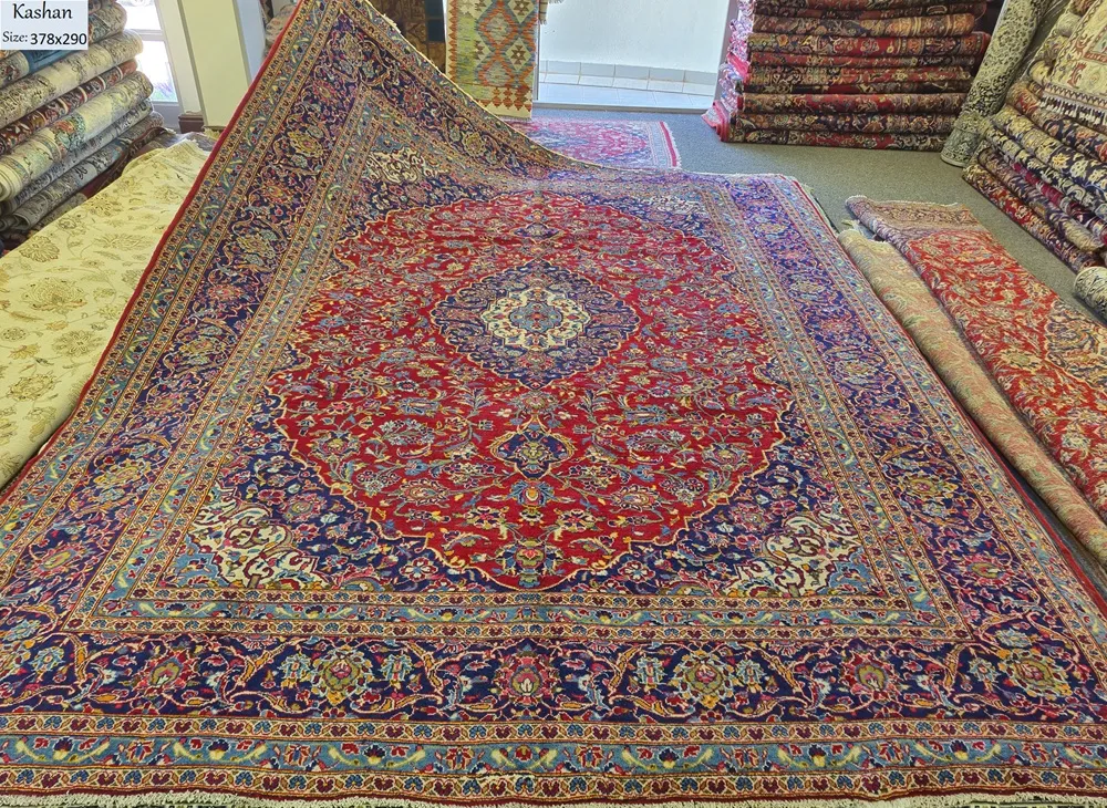 Shah Abbasi floral Kashan rug, Size: 378 x 290 cm, fine hand-knotted with high-quality wool on a cotton foundation.