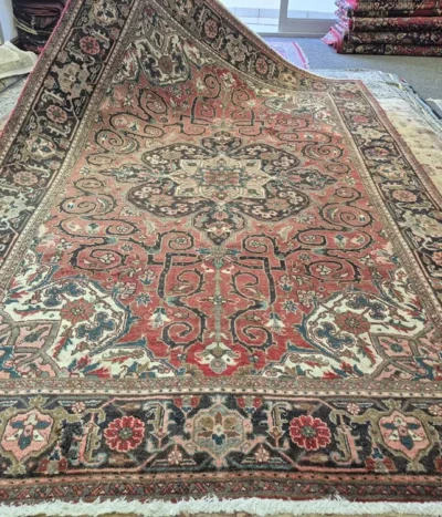 Vintage Heriz, Size: 300 x 200 cm, architectural geometry & durability. Hand-knotted with resilient, high-luster wool, it features a bold, multi-lobed central medallion