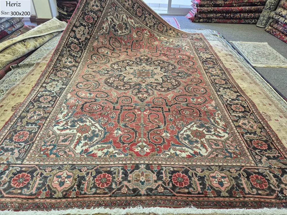 Vintage Heriz, Size: 300 x 200 cm, architectural geometry & durability. Hand-knotted with resilient, high-luster wool, it features a bold, multi-lobed central medallion