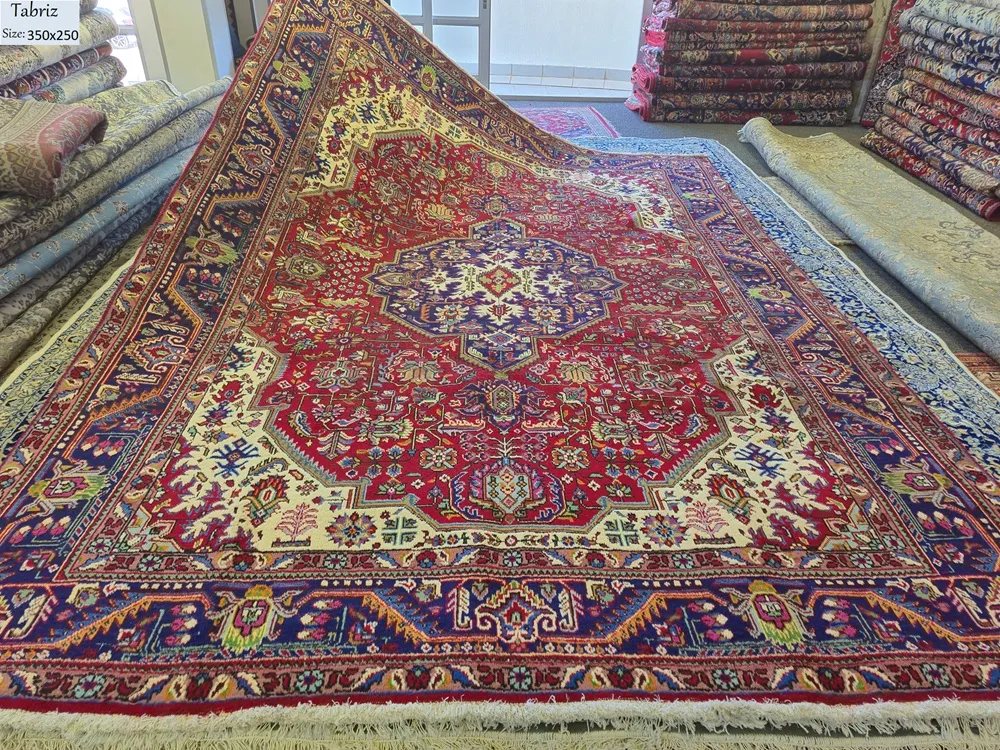 Vintage Hand-Knotted Tabriz Rug, Size: 350 x 250 cm, Features a striking, multi-layered "Heriz-style" geometric medallion