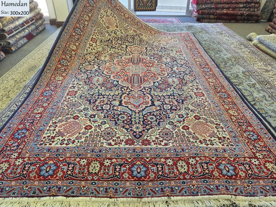 Persian Hamedan rug, Size: 300 x 200 cm, 400 Knots wool on cotton quality.