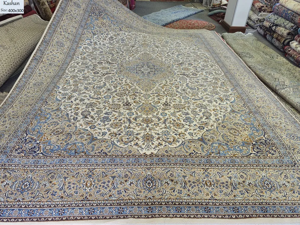Persian Kashan rug, Size: 400 x 300 cm, light color, 400 knots wool on cotton quality, R15 000 valuation certificate.