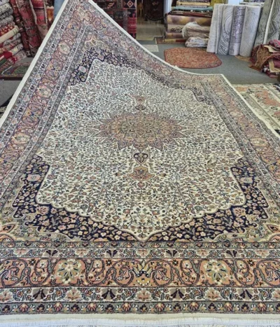 Second hand Isfahan rug, Size: 300 × 200 cm, wool on cotton, 300 knots per square meters, floral design.