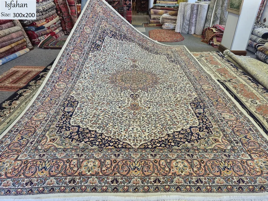 Second hand Isfahan rug, Size: 300 × 200 cm, wool on cotton, 300 knots per square meters, floral design.