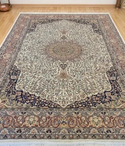Second hand Isfahan rug, Size: 300 × 200 cm, wool on cotton, 300 knots per square meters, floral design.