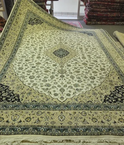 Persian Kashan carpet, Size: 400 x 300 cm, light color, 400 knots wool on cotton quality, R13 000 valuation certificate.