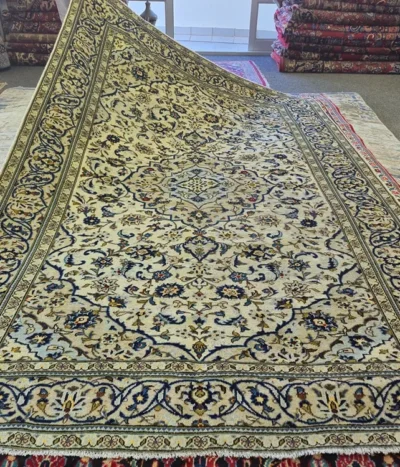 Vintage Hand-knotted Kashan rug, Size: 290 x 195 cm, classic ivory cream field, intricate floral central medallion, High-quality wool on cotton foundation.